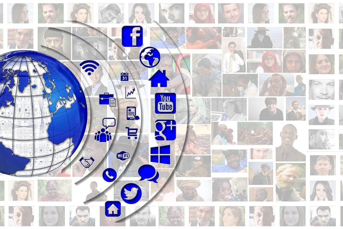 Verschiedene Social Media werden neben einer Weltkugel aufgezeigt. Im Hintergrund sind Fotos von unterschiedlichen Personen.