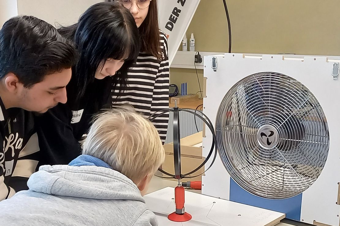Schüler:innen experimentieren mit einem selbst zusammengebauten Windrad