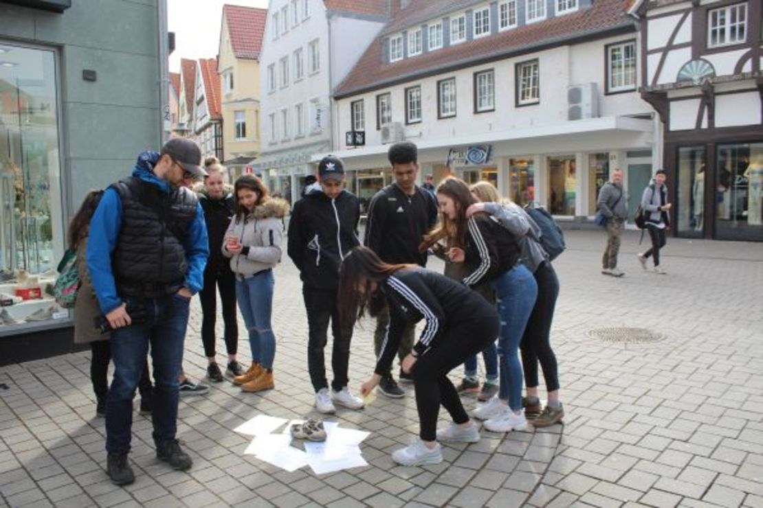 Das Bild zeigt eine Schülergruppe beim konsumkritischen Stadtrundgang