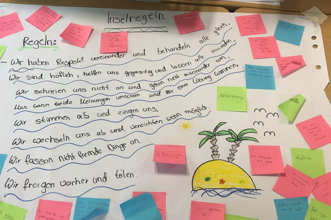 Auf dem Bild ist ein Plakat abgebildet, auf der Schüler*innen ihre Inselregeln formuliert haben.