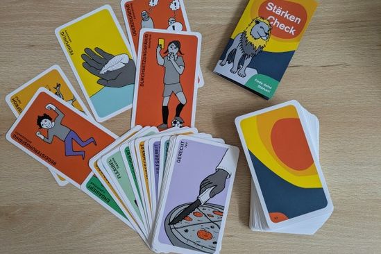 Einzelne Spielkarten und dein Stapel des Kartensets Stärken-Check