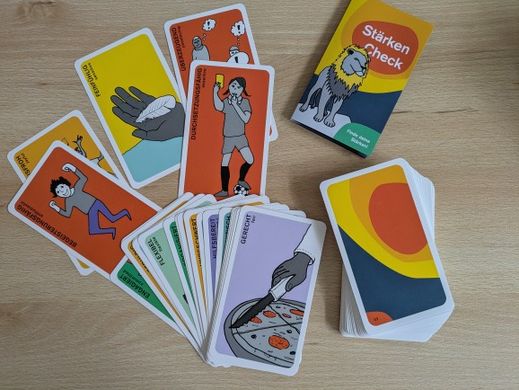 Einzelne Spielkarten und dein Stapel des Kartensets Stärken-Check