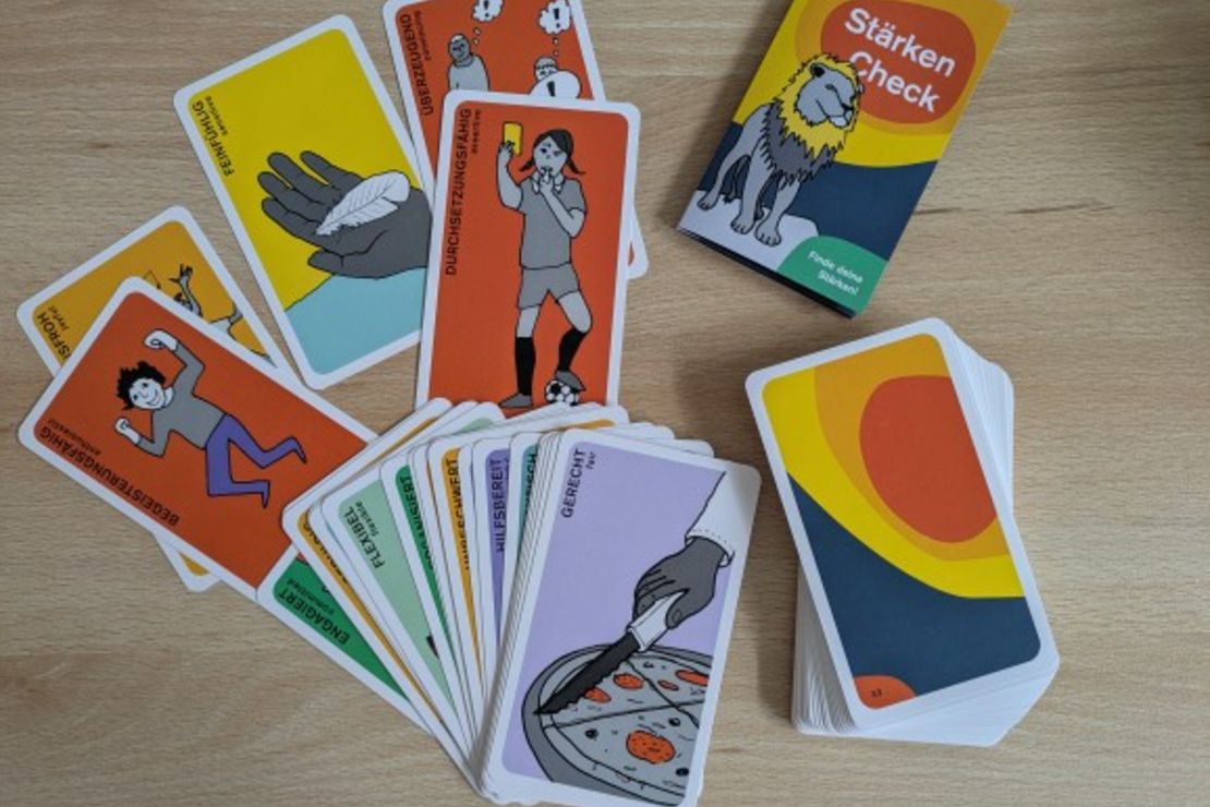 Einzelne Spielkarten und dein Stapel des Kartensets Stärken-Check