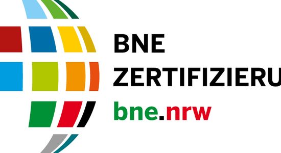 Das Kurzlogo der BNE-Zertifizierung NRW setzt sich aus einem stilisiertem, buntem Globus und dem Schriftzug "BNE Zertifizierung bne.nrw" zusammen.