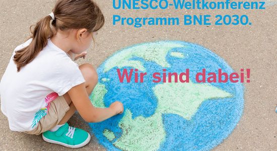 Mädchen zeichnen einen Globus mit Kreide. Schriftzug: "UNESOC-Weltkonferenz. Programm BNE 2030. Wir sind dabei!"