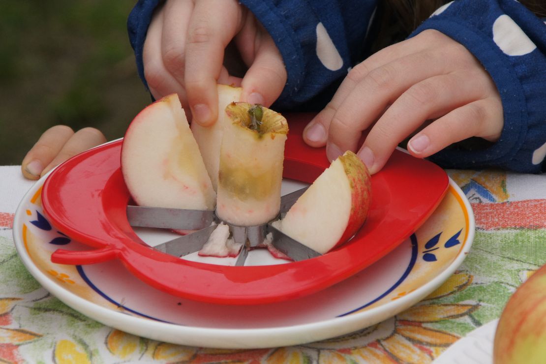 Ein Apfel wird  in Apfelspalten geteilt
