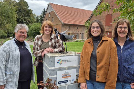 Ilona Chrobak und Anke Beschauf vom neuen BNE-Regionalzentrum Hof Ramsbrock präsentieren Gisela Lamkowsky und Carolin Voigt aus der BNE-Akademie für Natur- und Umweltschutz NRW ihre Einrichtung.