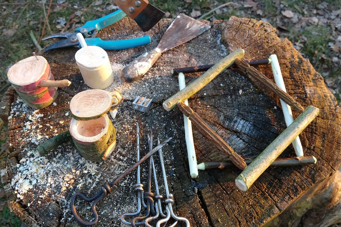 kleine Objekte aus Holz und die Werkzeuge, mit deren Hilfe diese hergestellt wurden