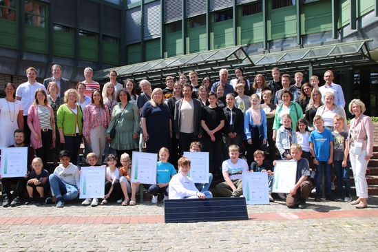 Gruppenfoto der Gewinnerschulen des Klimaschutzpreis "Klima macht Schule"