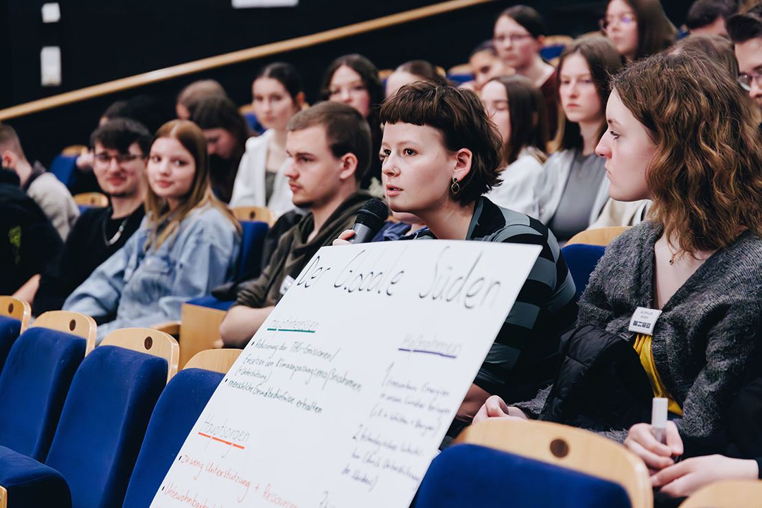 Schüler*innen diskutieren bei einer myclimate Klimakonferenzsimulation in den Rollen verschiedener Interessengruppen