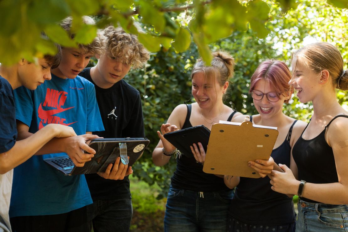 Jugendliche mit Tablet in der Natur