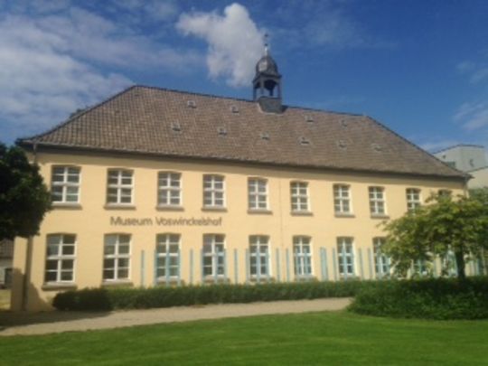 Das historische Museumsgebäude von der Parkseite