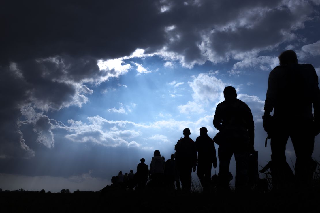 Menschen machen sich auf den Weg