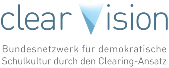 Das Logo des Projekts „Clear Vision“. Es zeigt den Projektnamen in klarer Schriftgestaltung und steht für die Verbindung von demokratischer Schulkultur und systematischer Radikalisierungsprävention.