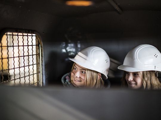 Zwei Mädchen sitzen in der Grubenbahn