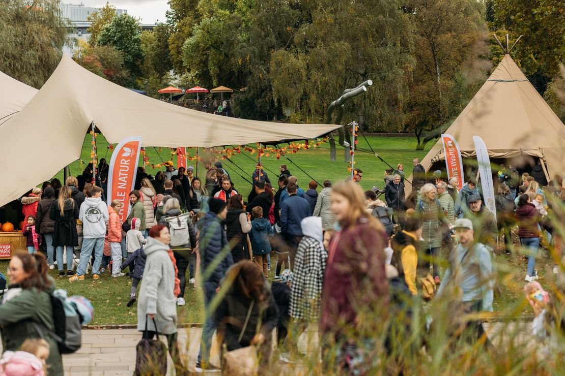 Das Bild zeigt viele Menschen bei der Veranstaltung Essen erntet im Grugapark Essen. Im Hintergrund sieht man die beiden Aktions-Zelte der Schule Natur.