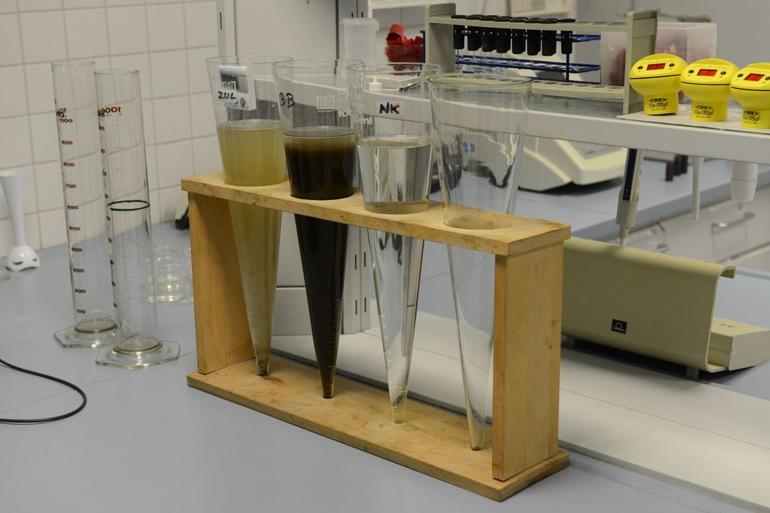 heller werdende Wasserproben nach der stufenweisen Abwasserreinigung