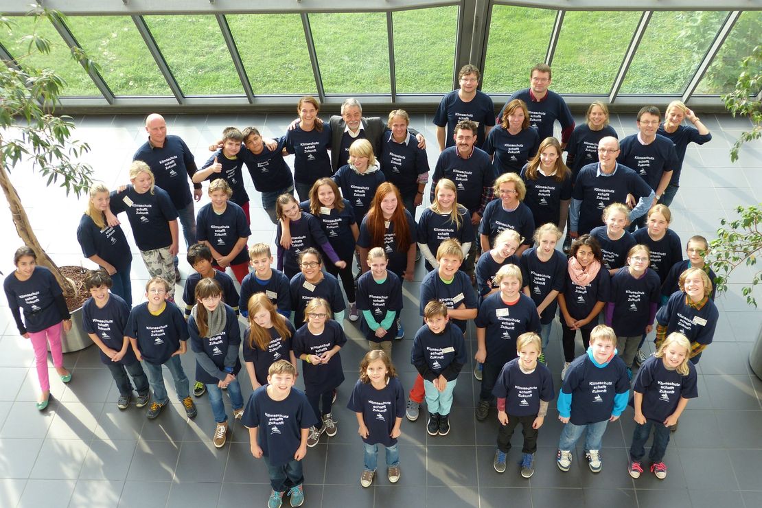 Gruppenbild Schüler:innen im Klimaexpert:innenshirt der NUA