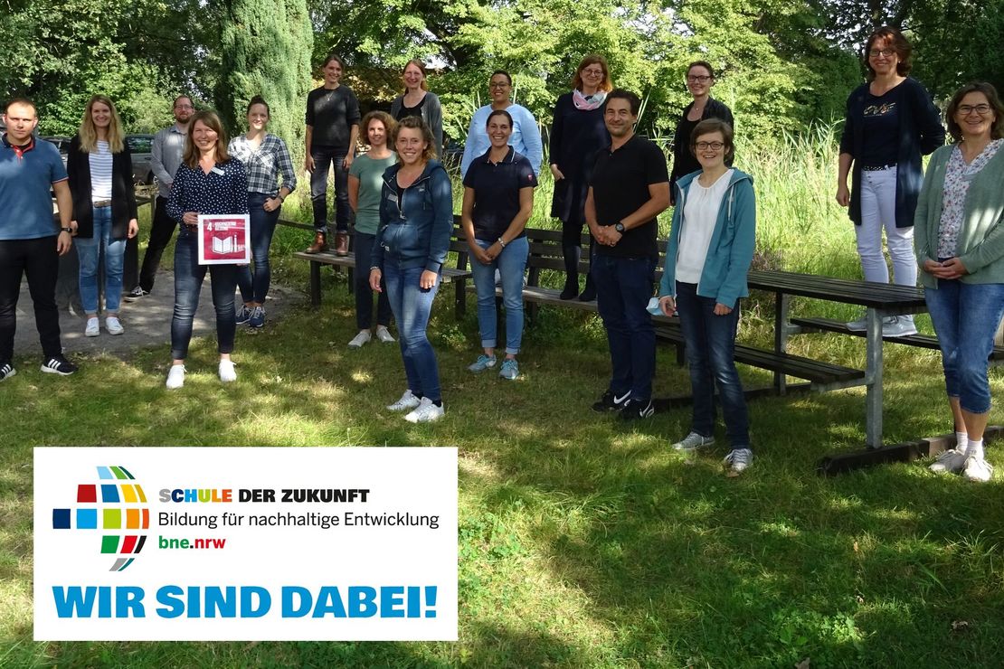 Vertreter*innen von Schulen und Partner*innen zeigen "SdZ - Wir sind dabei!"