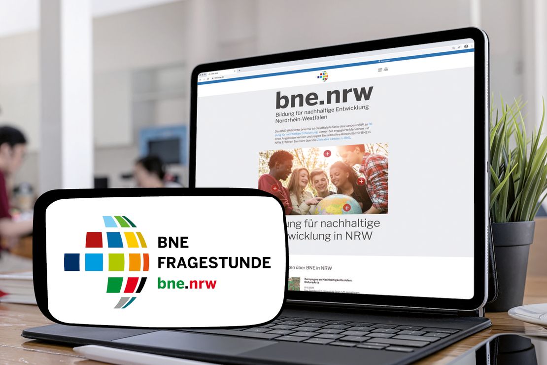 Ein Laptop auf einem Schreibtisch. Das Display zeigt die Website bne.nrw.