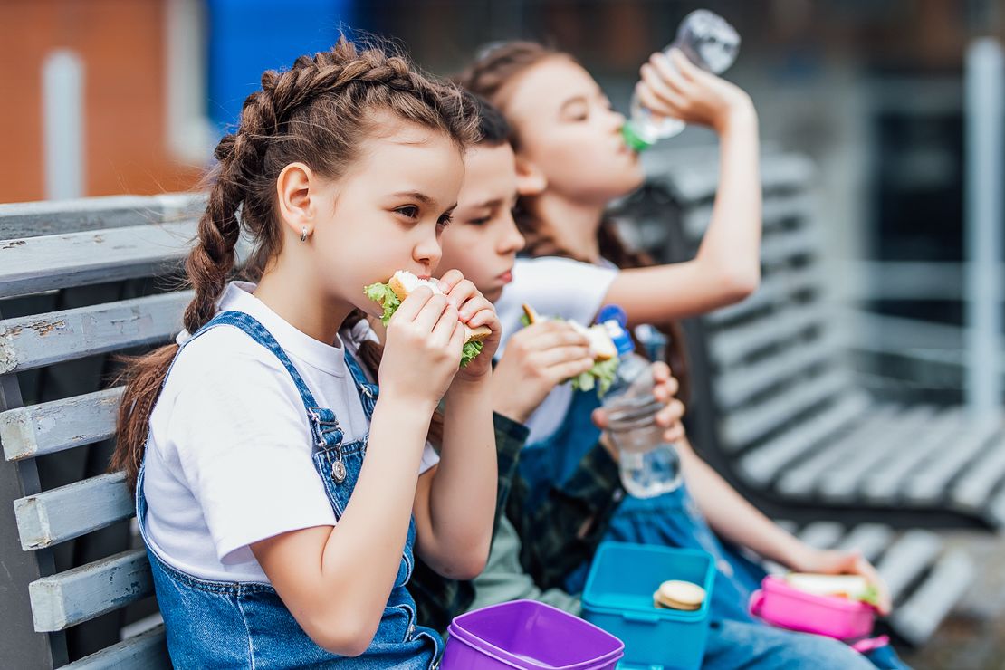Kinder verzehren einen leckeren und nachhaltigen Snack.