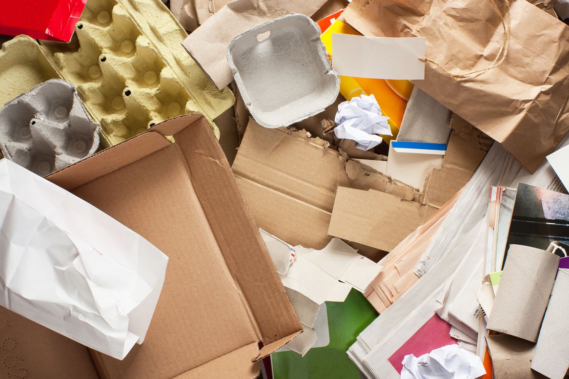 Paper wastes Man sieht einen Haufen Altpapier.