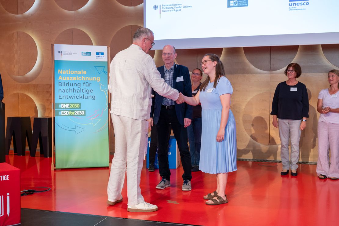 Übergabe der Auszeichnung durch Bernd Schwarz (l.), Leiter des Referats „Bildung in Regionen, Bildung für nachhaltige Entwicklung“ im BMBSFJ, an Vertreter:innen des Aquazoos Düsseldorf