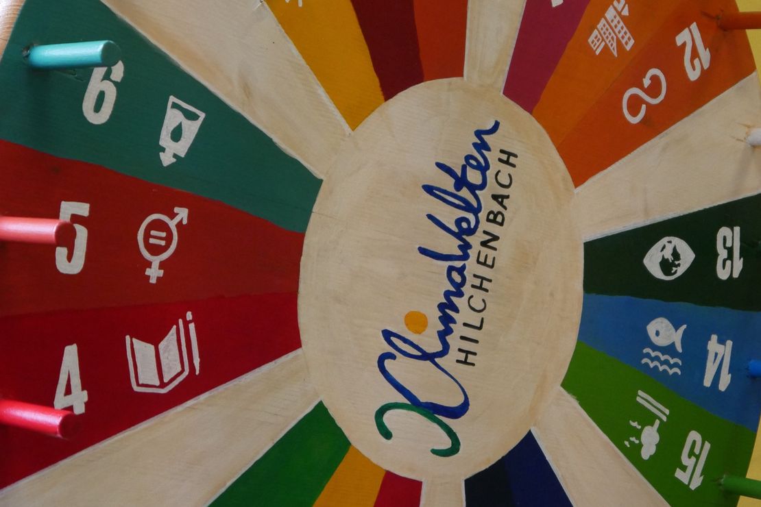 Glücksrad in den Farben der 17 Ziele mit KlimaWelten Logo