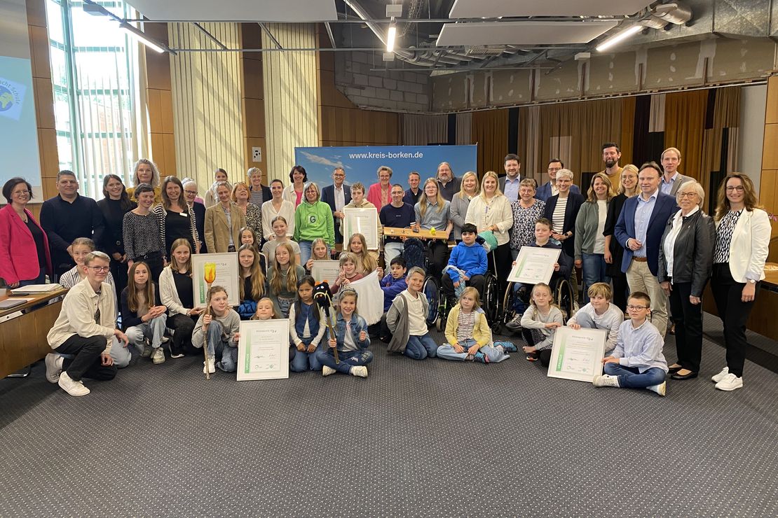 Gruppenbild der Gewinner-Schulen, Landrat Dr. Kai Zwicker, Jury und Laudator*innen