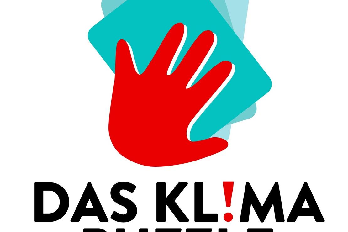 zu sehen ist eine rote Hand auf drei blauen Karten und dem Schriftzug "Das Klima Puzzle", wobei anstelle eines "i" ein rotes Ausrufeziechen zu sehen ist.